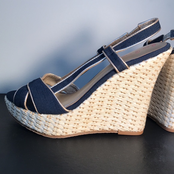 Beautiful Lilly Pulitzer Ashley canvas wedge sandals - Picture 3 of 3